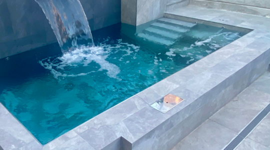 piscina con cascada