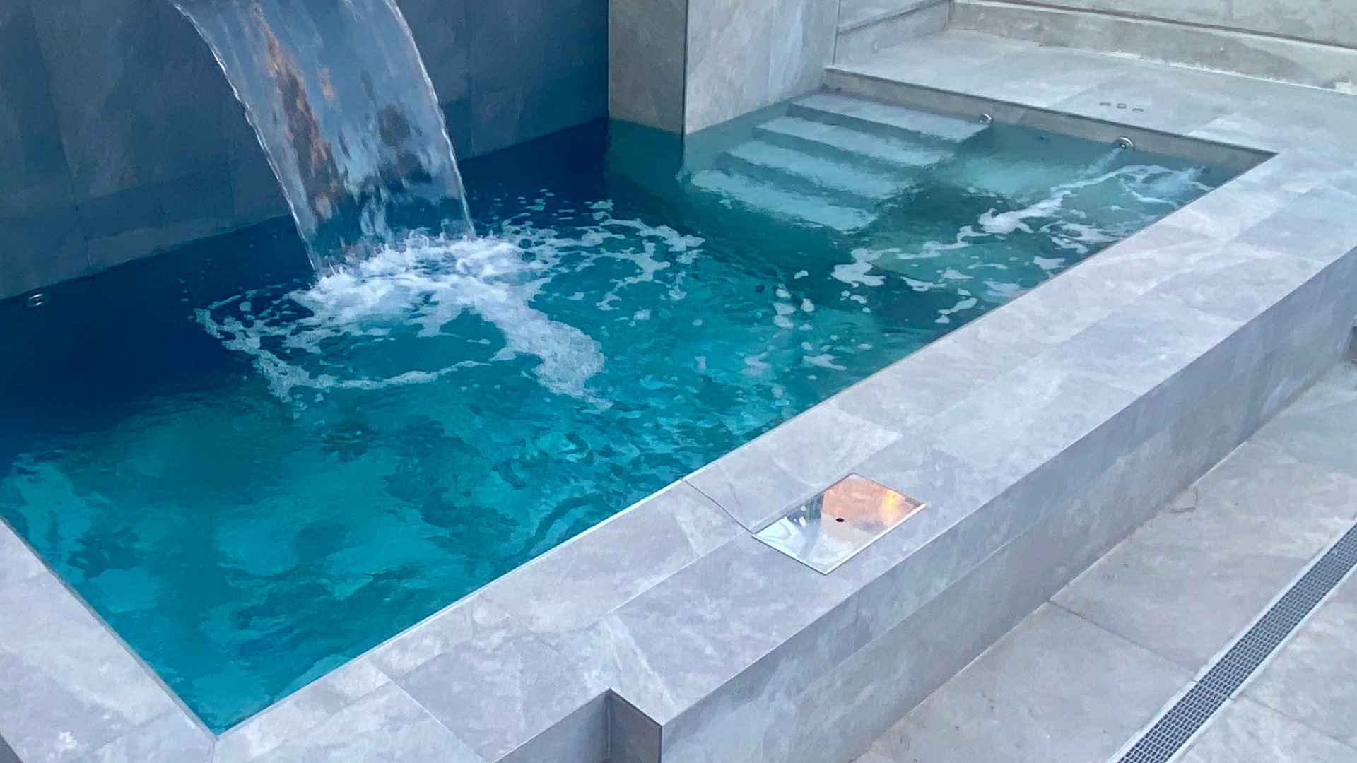 Piscina de diseño_ construcción y diseño en Madrid piscina con cascada